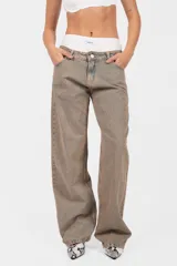Pantalón de denim corte recto, tiro medio, color arena. Acceso con cierre metálico y botón personalizado. Cintura con cinco presillas, logo estampado en la parte trasera y bolsillos laterales con remaches. Lavado artesanal con matizado color arena. Los tonos pueden variar.