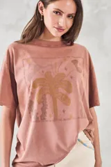 Remerón oversize de algodón color terracota, con diseño gráfico frontal.