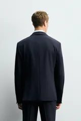 Blazer slim fit color verde oliva, confeccionada en tejido con viscosa. Tiene cuello con solapas de muesca, manga larga con puños abotonados, bolsillo de vivo en el pecho, bolsillos de solapa en la cadera, bolsillo interior, aberturas en la espalda y cierre frontal con botones.