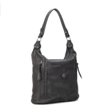 Cartera negra de símil cuero con doble cierre superior, bolsillo frontal con tapa y broche magnético, bolsillos laterales con cierre y correa larga regulable y desmontable.