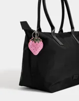 Llavero con dije de frutilla rosa cubierta de strass y hojas verdes. Incluye mosquetón metálico plateado.