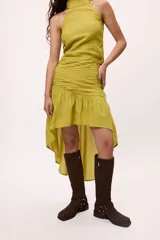 Falda midi color borgoña con tablas hechas con cortes diagonales y frunces.