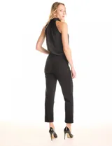 Pantalón negro de crepe, marca Zac & Rachel, con pretina de ecocuero y pasadores. Cierre frontal con broche interno, bolsillos delanteros funcionales y pierna recta entallada que termina por encima del tobillo.