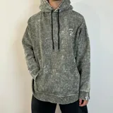 Canguro gris con efecto lavado, capucha con cordones negros, bolsillo tipo canguro y logo estampado en el pecho.
