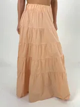 Falda larga de corte campesino color beige, confeccionada en 100% algodón.