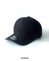 Gorra de béisbol negra con el logo "LA" bordado en el frente.