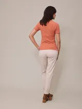 Remera polo color salmón con cuello clásico, tapeta con botones y logo bordado en el pecho. Confeccionada en algodón y elastano.