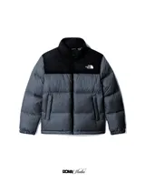 Campera puffer The North Face, color gris y negro, con cierre frontal y cuello alto. Logo de la marca bordado en el pecho.
