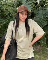 Remerón oversize color beige, de mangas cortas y cuello redondo.