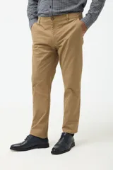 Pantalón de vestir gris de algodón y spandex, corte slim fit, con bolsillos laterales y traseros.
