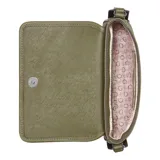 Bandolera Guess modelo Viviette, color verde oliva, confeccionada en PVC con correa de tela ajustable. Presenta logo triangular metálico en el frente, cierre superior y bolsillos internos.