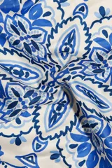 Pañuelo cuadrado de tela suave color crema con estampado de mandalas y cachemir en tonos de azul.