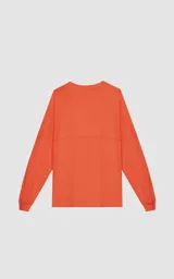 Remera de manga larga color naranja con cuello redondo.