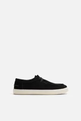 Zapato casual de cordones color negro, con capellada de cuero serraje, detalle de bordón en el empeine y suela de goma color crema.