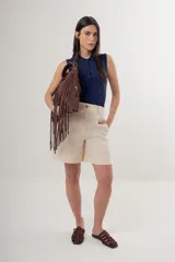 Top azul marino de tejido de punto, sin mangas, con cuello polo y abotonadura frontal parcial.