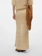 Falda larga color beige, tejida con diseño calado.