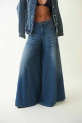 Pantalón palazo de denim azul, de tiro alto y corte amplio.