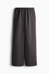 Pantalón recto gris oscuro de tejido vaporoso en mezcla de lino. Modelo holgado con elástico y cordón de ajuste en la cintura, bolsillos laterales y traseros insertados.