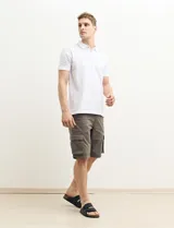 Bermuda cargo color verde militar, con seis bolsillos y corte recto.