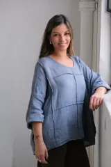 Blusa celeste de lino con cuello redondo y mangas 3/4.
