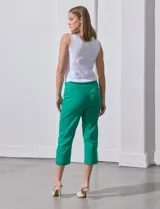 Pantalón capri verde esmeralda de gabardina elastizada, marca Zac & Reachel. Pretina ancha elastizada. Delantera con bolsillos simulados. Trasera con bolsillos simulados.