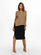 Sweater color marrón claro de tejido de punto suave, con cuello en V y mangas largas. Ideal para looks casuales o formales.