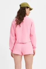 Sweater rosa de corte cropped, con mangas raglán y logo de Levi's bordado en el pecho.