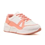 Zapatillas deportivas negras con suela blanca gruesa y diseño geométrico.