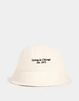 Piluso color crema de tela canvas con bordado frontal de la frase "Living in Chicago est. 1975".