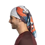 Cuello multifuncional Buff Coolnet Uv con estampado abstracto en tonos celeste, naranja, blanco y negro.