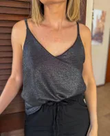 Musculosa con escote en V y breteles finos, confeccionada en crepé con acabado de lurex plateado, lo que le da un brillo sutil.