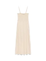 Vestido largo color crema con breteles finos, escote cuadrado y detalle fruncido en el busto.