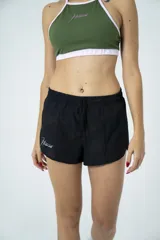 Short deportivo negro con estampado difuminado, cintura elástica con cordón ajustable y logo de la marca en blanco.