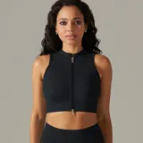 Top deportivo negro con cierre frontal, cuello alto y diseño ajustado.