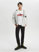 Pantalón de jean negro, corte slim fit, con cierre de botón y cremallera, diseño de cinco bolsillos, herrajes metálicos con logo y parche en la cintura trasera.