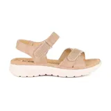 Sandalias bajas color beige con ajuste de velcro en el tobillo y en el empeine.