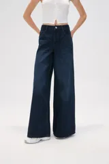 Pantalón ancho de denim negro, tiro alto y corte palazzo.