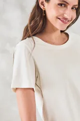Remera blanca de algodón peinado con corte recto y mangas cortas.