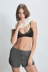 Short gris de poliéster, viscosa y elastano, con cintura con cordón ajustable.