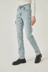 Pantalón de jean celeste de corte recto y tiro medio.