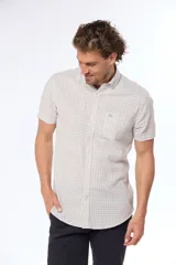Camisa de lino a cuadros de manga corta, modelo slim con bolsillo.