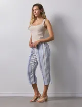 Pantalón capri de lino estampado marca Dash, con pretina ancha elastizada y bolsillos inclinados en la parte delantera.
