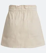 Minifalda color beige de sarga de algodón, con cintura elástica, lazo ajustable con cordón, bolsillos cargo y corte evasé.