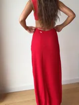 Falda larga tejida color vino tinto con brillo dorado, de corte ajustado y abertura lateral en la pierna.