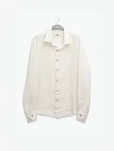 Camisa celeste de lino, de manga larga con botones de coco y parche de la marca.