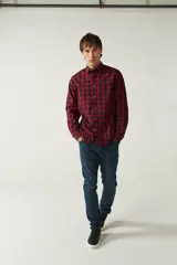Camisa de manga larga a cuadros rojos y negros, de corte slim fit, con cuello abotonado y logo bordado en el pecho. Confeccionada en algodón.