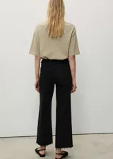 Pantalón de jean negro de corte culotte, tiro alto y bajo deshilachado.