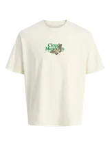 Remera de manga corta, color crema, con cuello redondo. Presenta un estampado frontal centrado con el texto "Cloud Meadows" en verde y una mariposa estampada.