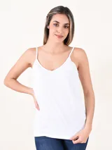 Musculosa blanca de breteles finos y escote en V.