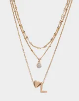 Collar corto dorado multicadena con dije de corazón y letra R.